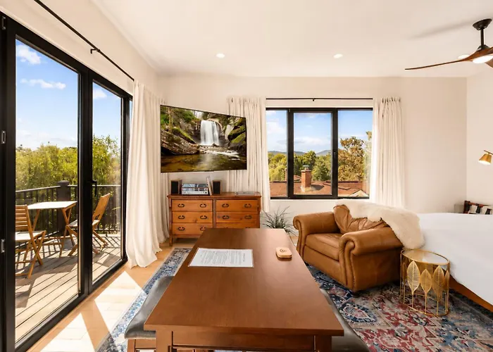 Penthouse West - Mountain Views