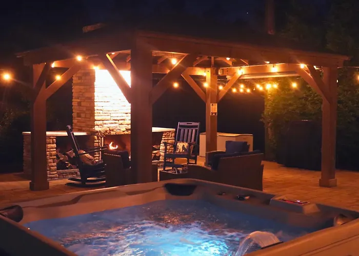 Harpers Ferry, Patio With Hot Tub & Fireplace