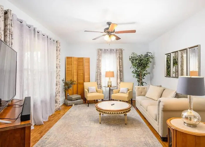 4 Bedroom Family Home - Downtown Lawrence University