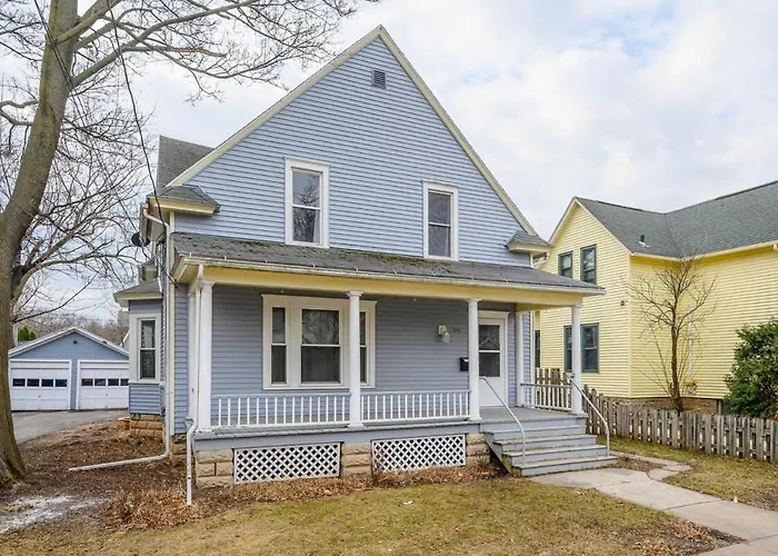 4 Bedroom Family Home - Downtown Lawrence University