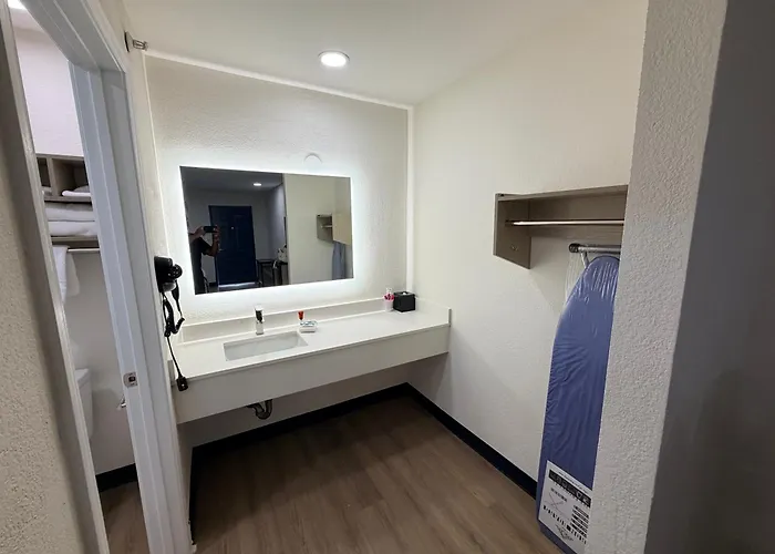 Spring Place Inn & Suites