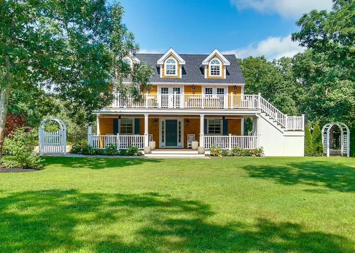 Summer Beach Pass: Wooded Martha'S Vineyard Escape