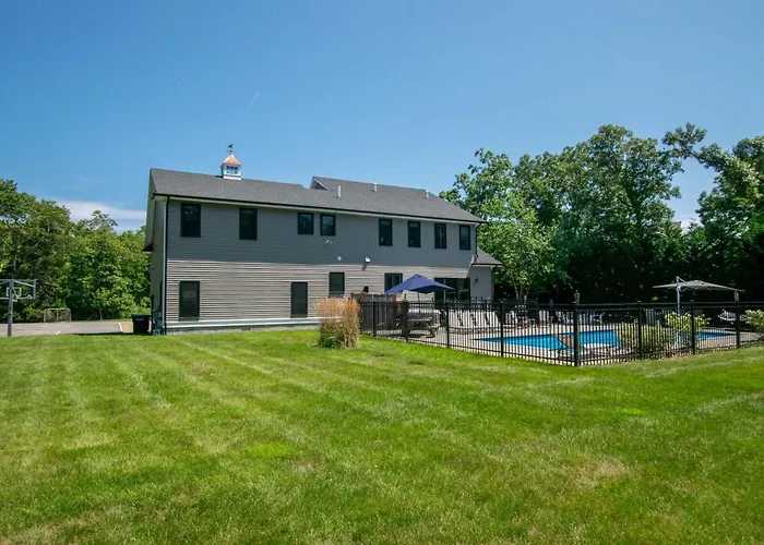 Upscale Beach Retreat W Pool Half Mile To Beach