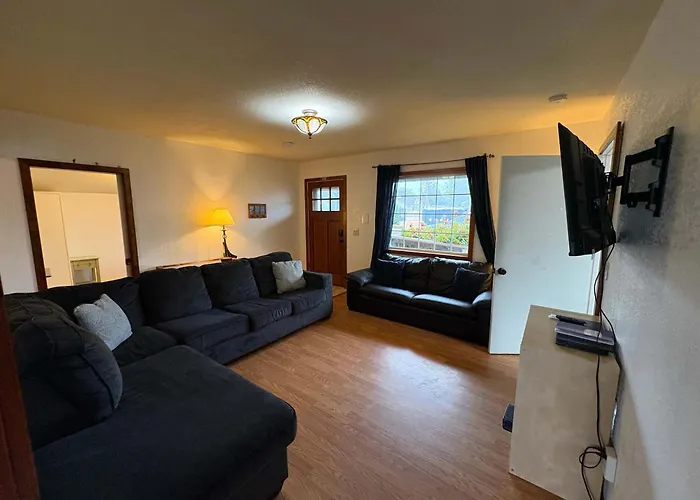 Downtown Home With Private Hot Tub & Wifi - Walk To Beach - Dog-Friendly Yard