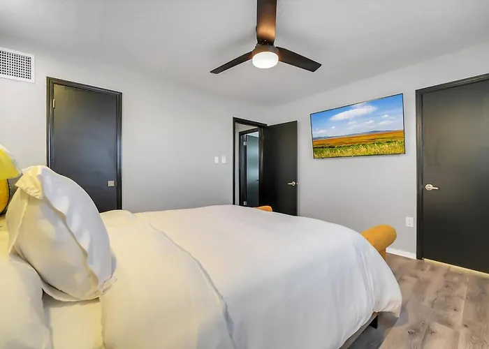 Beautiful Contemporary Suite #07