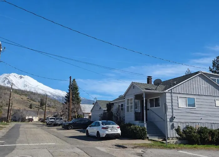 Anissa Shasta Hostel
