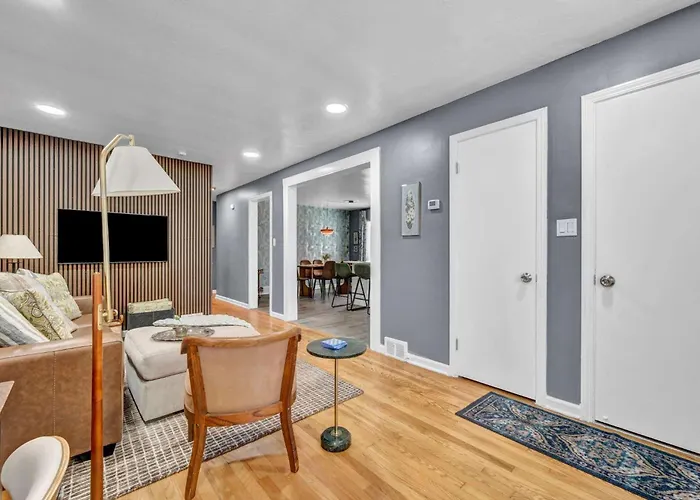 Pet-Friendly Home - Sleeps 6 - Walkable Lakewood