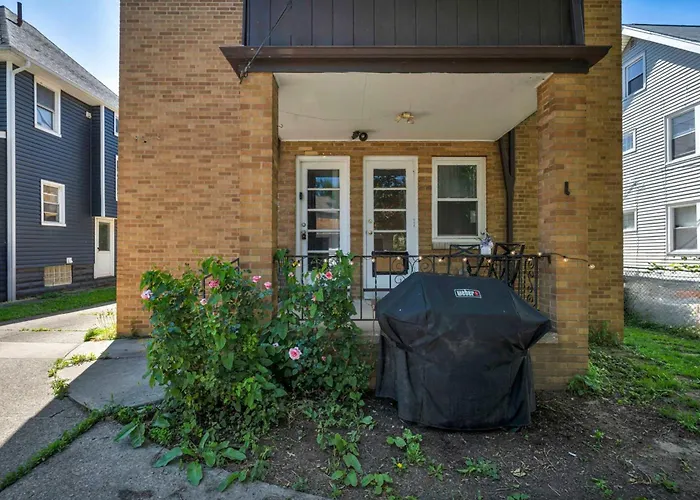 Pet-Friendly Home - Sleeps 6 - Walkable Lakewood