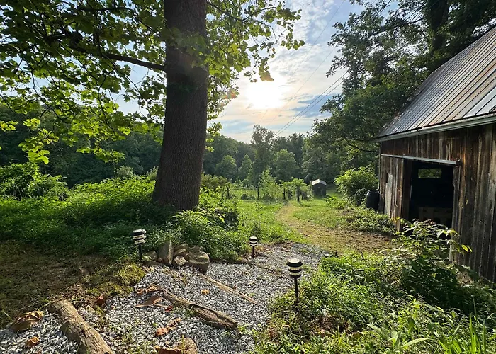 Private 12-Acre Retreat - Hot Tub, Pond & Creek