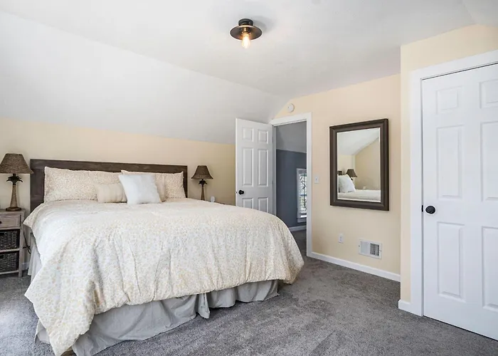 Modern, Charming, Family Retreat. Great Location