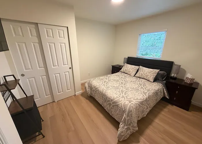 Sleek & Secure Modern Suite Near Ferry