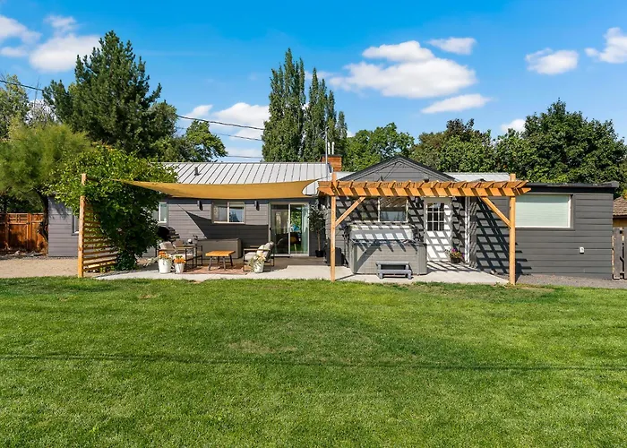 Radio Hill Retreat W/ Hot Tub Near Cwu & Dt