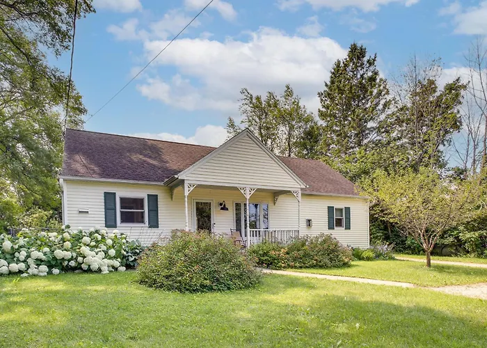 Updated Home Minutes To Downtown And Beach!