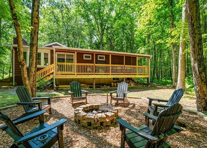 The Little Brown House - Cozy Retreat Near Lake