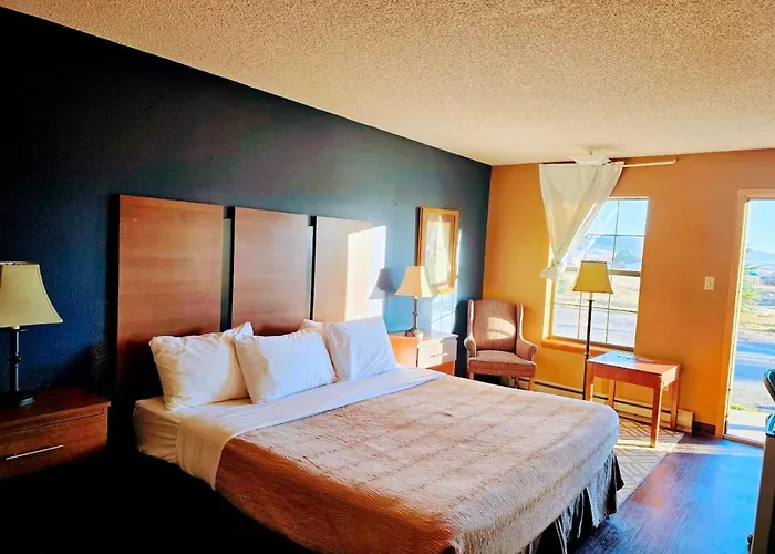Eagle Nest Inn & Apartments