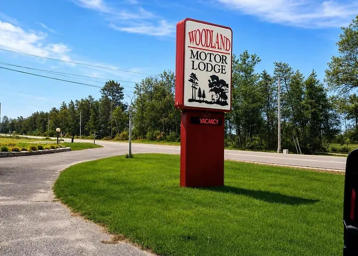 1 Queen Suite-Woodland Motor Lodge