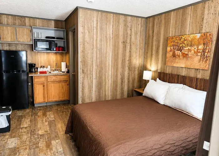 Room 24-1 Queen Suite-Woodland Motor Lodge
