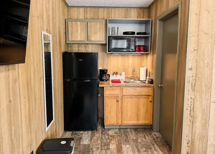 Room 24-1 Queen Suite-Woodland Motor Lodge