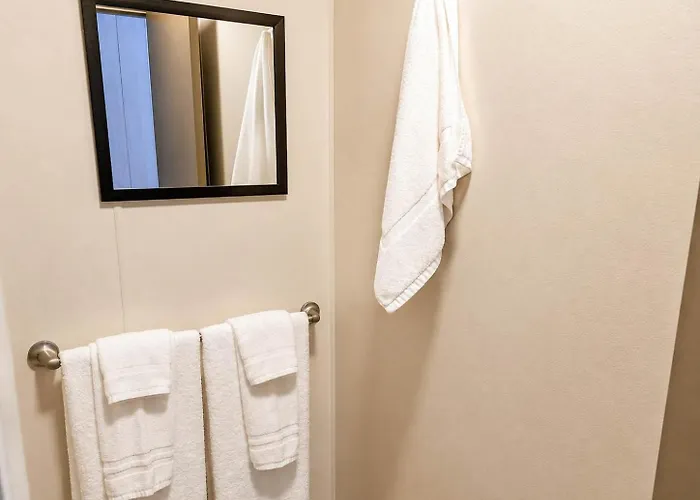 Room 20-1 Queen Suite-Woodland Motor Lodge