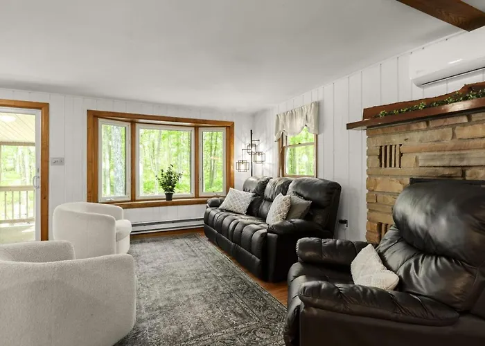 The Little Brown House - Cozy Retreat Near Lake