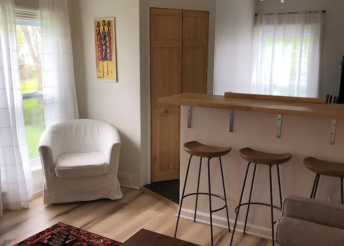 Charming & Quaint 1 Bed In Historic Uptown!