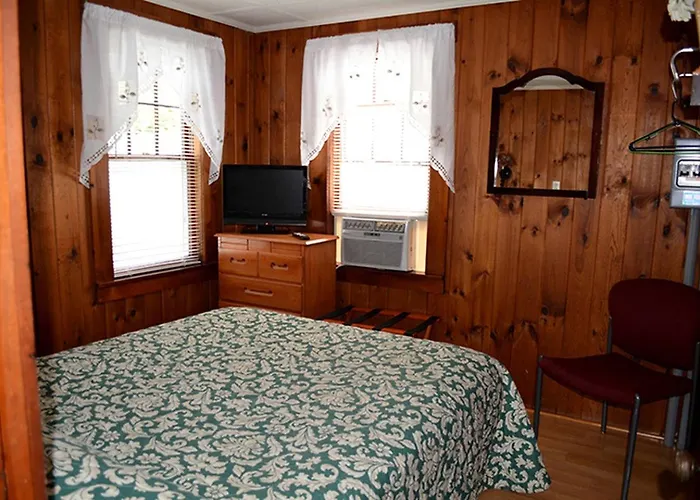 Charming Five-Person Cottage Rental Near Lake Winnisquam, New Hampshire