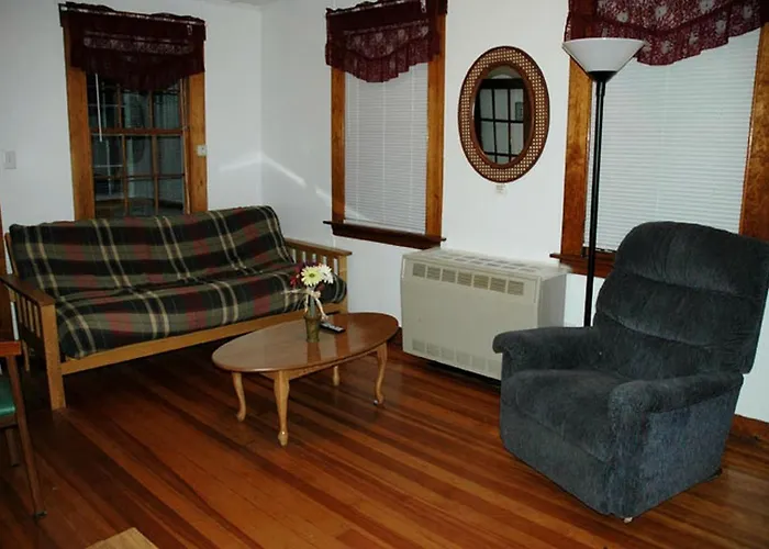 Spacious Cottage Rental Ideal For Group Getaway Near Lake Winnipesaukee