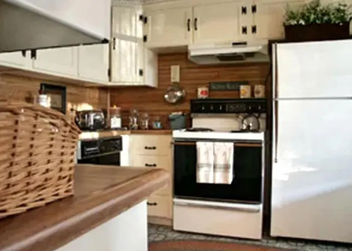 Spacious Pet-Friendly Accommodation For Two Guests Near Lincoln, Nebraska