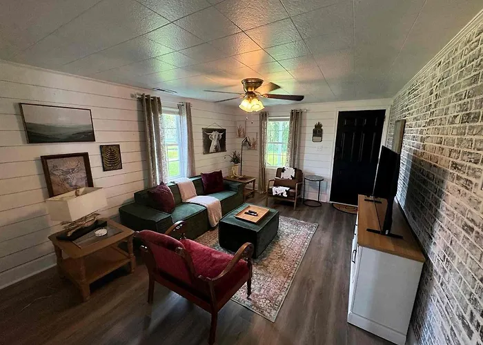 Peaceful Country Retreat With Private Backyard & Fire Pit Near Elkin & Stone Mountain State Park, Nc