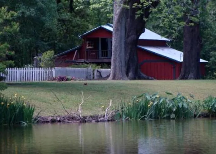 Romantic Getaway Suite In A Lakeside Barn Near Lafayette, Louisiana