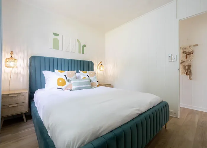 Serene Lanikai House Near The Beach Wfull Kitchen And Great Outdoor Space