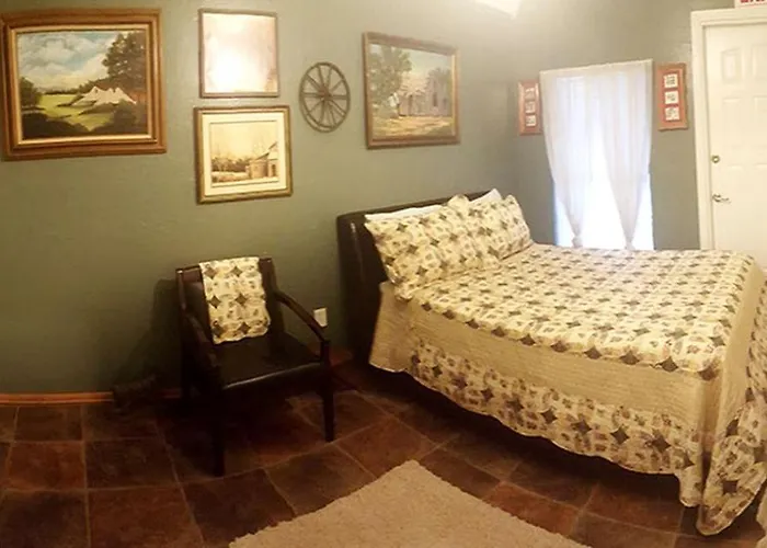 Charming Vacation Rental At Eclectic Property Near Lake Palestine In Canton, Texas