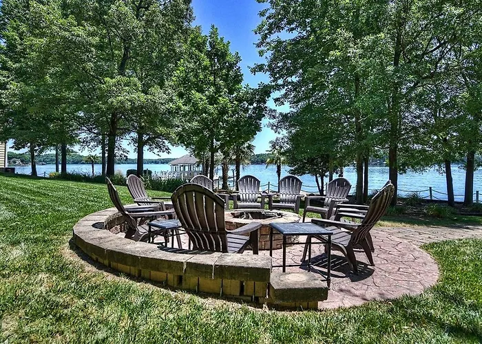 Luxury Cabin For Entertaining With An In-House Movie Theater On Lake Norman, North Carolina