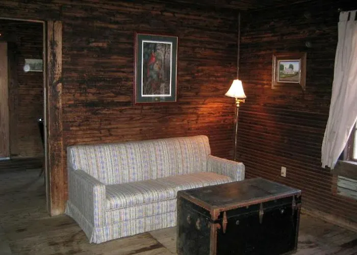 Vintage Riverfront Cabin Along The Tallahatchie River In Greenwood, Mississippi