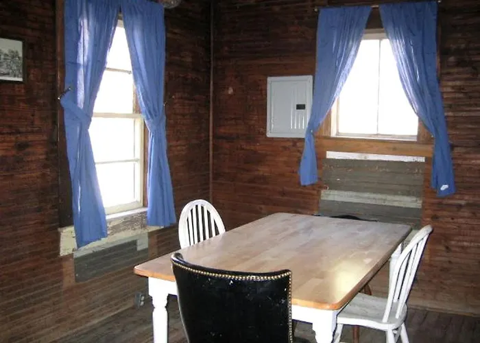 Vintage Riverfront Cabin Along The Tallahatchie River In Greenwood, Mississippi