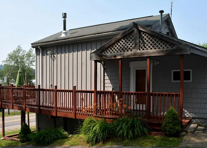 12-Person Cottage Rental With Spacious Balcony In White Mountains, New Hampshire