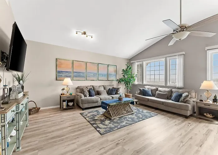 Top-Floor Coastal Condo With Pool, Private Deck & Walk To The Beach