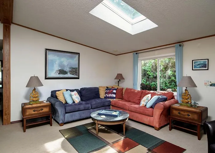 Secluded Beach Cottage With Private Hot Tub And Ocean Views In Seal Rock, Oregon