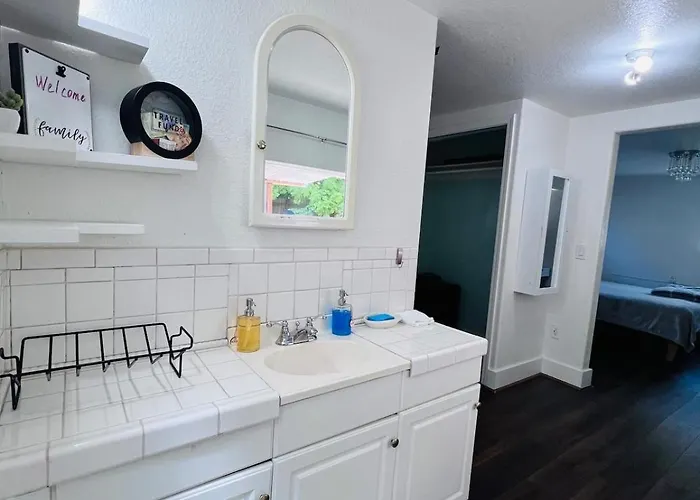 Cozy Suburb Studio - Private Entrance