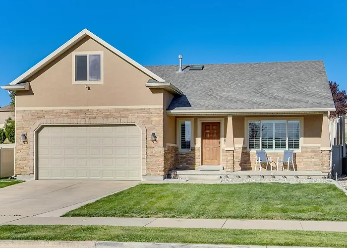 Patio & Mtn Views! Group Getaway In South Jordan