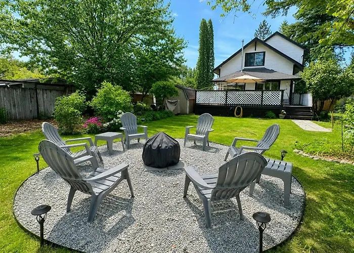 Charming Farmhouse With Hot Tub, Fire Pit & Mountain Views Near Wallace Falls