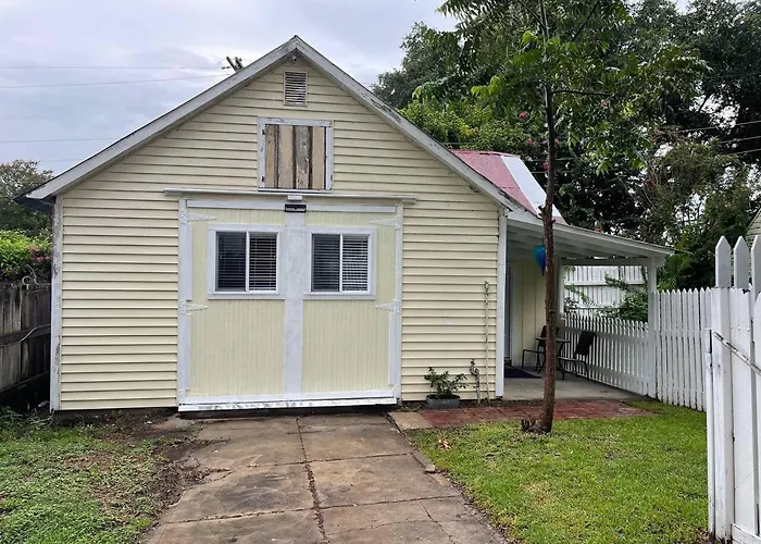 Adorable Downtown Carriage House Cottage