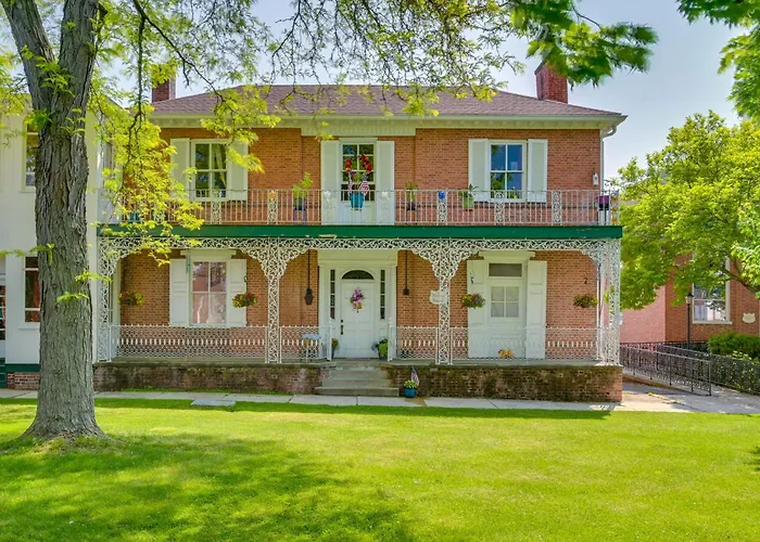 2-Apartment Combo In Dtwn Bedford: Hike & Golf!