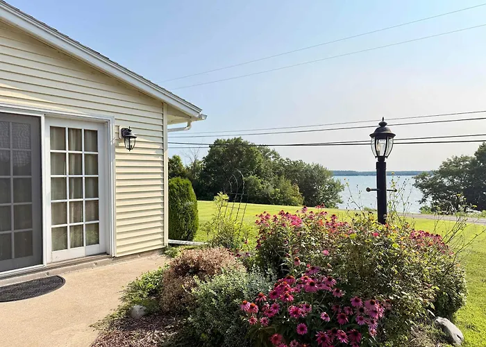 Wine Trail Retreat With Lake Access And Hot Tub