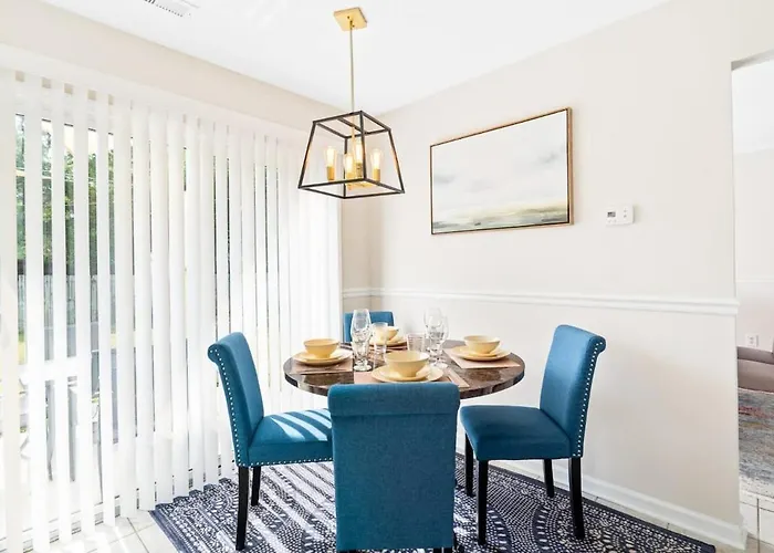 Stylish Home Pet-Friendly Private Fenced Yard