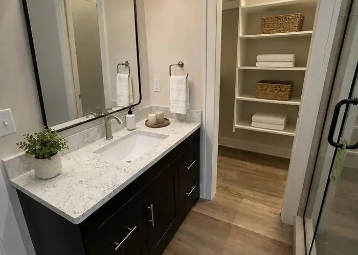 Fort Wayne Retreat Spacious • Sleeps 4