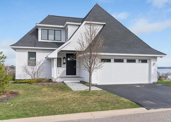 Ridge 3: A Luxurious 4-Bedroom Retreat In Bay Harbor With Stunning Lake Views.