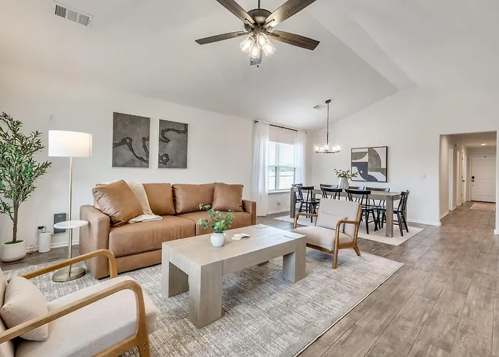 4Br Home, Broken Arrow Extended & Monthly Stays