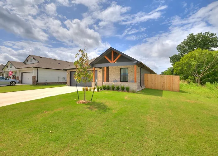 4Br Home, Broken Arrow Extended & Monthly Stays