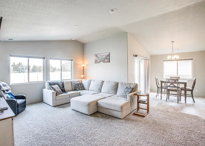 3 Mi To Spokane River! Furnished Patio & Yard